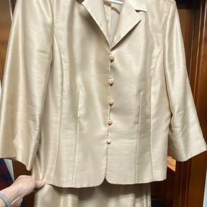 Two piece suit in champagne polyester silk. Nicely detailed
